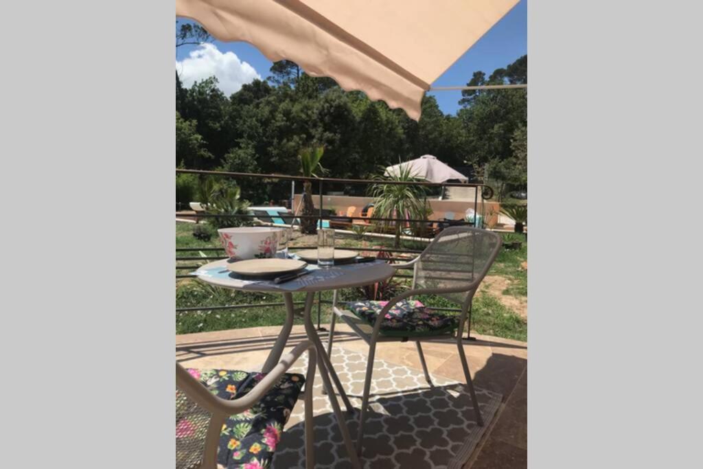Logement attenant à une villa T2 avec terrasse . Besse-sur-Issole Esterno foto