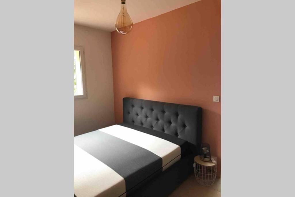 Logement attenant à une villa T2 avec terrasse . Besse-sur-Issole Esterno foto
